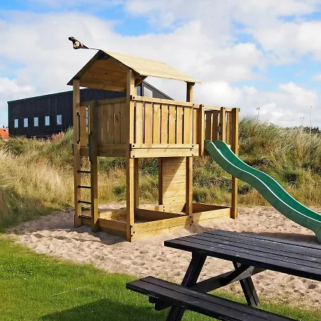 Three-bedroom Holiday In 22 *