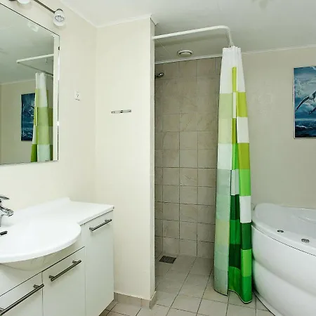 Three-bedroom Holiday In 22 *