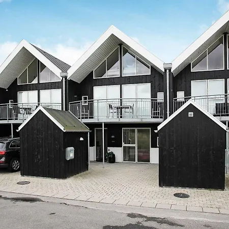 Three-bedroom Holiday In 22